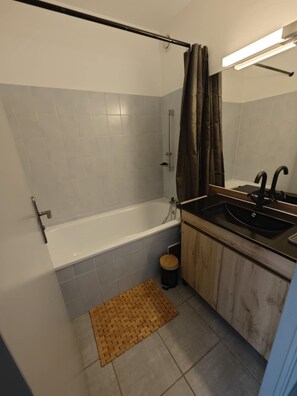 Haartrockner, Handtücher, Toilettenpapier