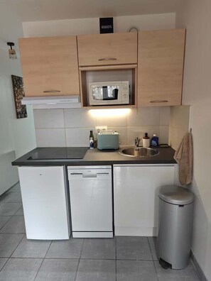 Kylskåp, mikrovågsugn, spishäll och diskmaskin