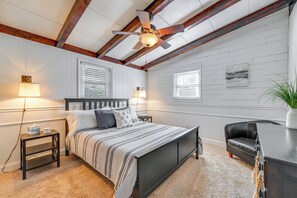 4 bedrooms, iron/ironing board, Internet, bed sheets - Boat Dock & Slip: Waterfront Home on Lake Tillery! (Norwood)