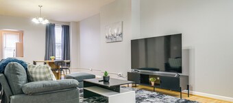 4 Mi to Inner Harbor & JHU: Baltimore Townhome!