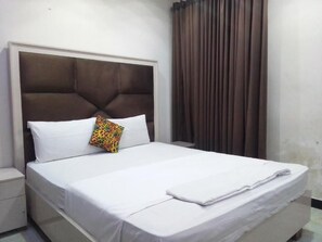 Standard dubbelrum eller tvåbäddsrum - utsikt mot staden | Gratis wi-fi