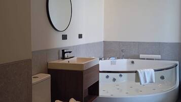Suite | Bathroom | Shower, free toiletries, hair dryer, towels