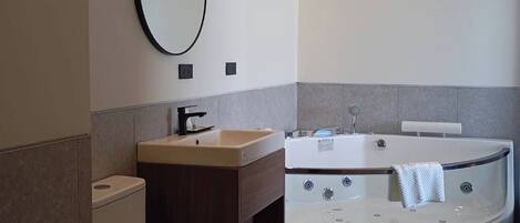 Suite | Badkamer | Een douche, gratis toiletartikelen, een haardroger, handdoeken