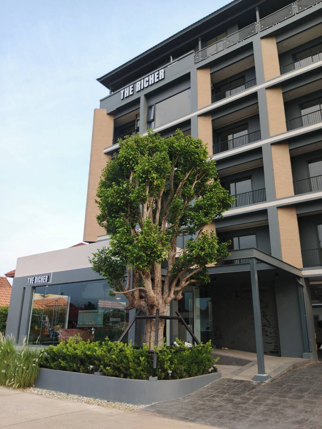 Un edificio de varios pisos con el nombre "THE RICHER" en la fachada.
