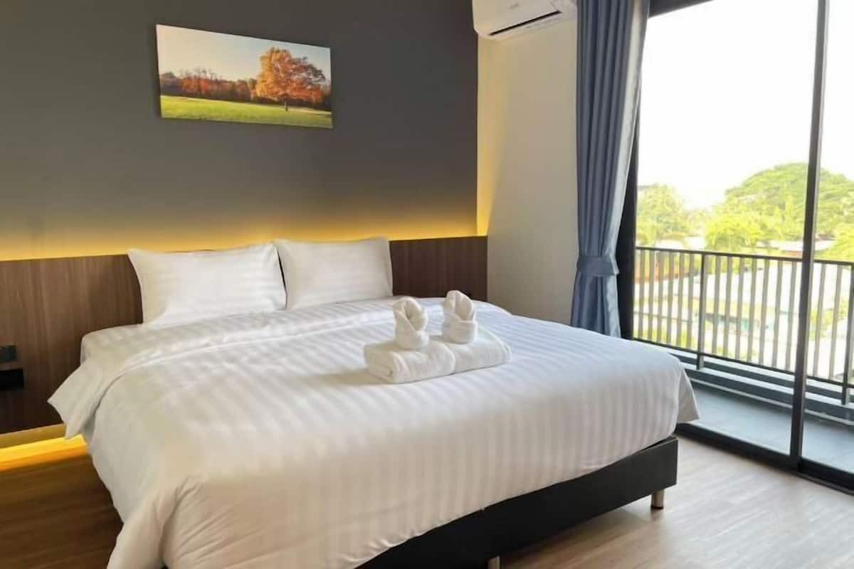 Minibar, desk, soundproofing, WiFi (free)