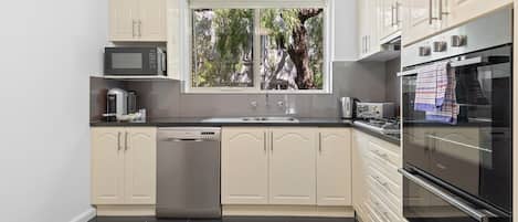 Frigorifero, microonde, forno, piano cottura