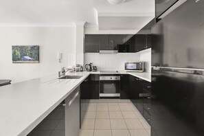 Réfrigérateur, micro-ondes, four, plaque de cuisson