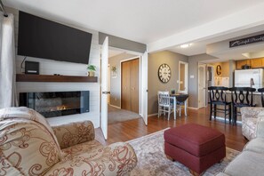 Smart TV, fireplace