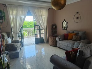 Smart TV, books - Welcome to Sereni Stays – A Peaceful Retreat Near Menengai Crater. (Nakuru)