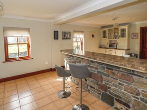 Lave-vaisselle, batterie de cuisine, vaisselle et ustensiles