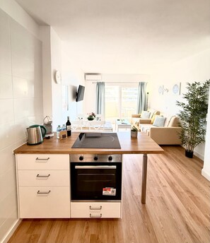 Kühlschrank, Mikrowelle, Ofen, Wasserkocher mit Kaffee-/Teezubehör