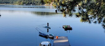 4-bedroom waterfront house in lovely Newman Lake with AC, WiFi. Family friendly.