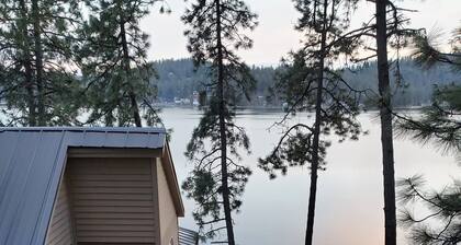 4-bedroom waterfront house in lovely Newman Lake with AC, WiFi. Family friendly.