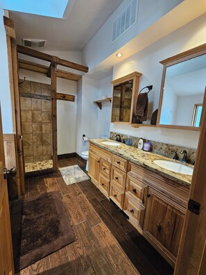 Jetted bath, towels, soap, shampoo - 4-bedroom waterfront house in lovely Newman Lake with AC, WiFi. Family friendly. (Newman Lake)
