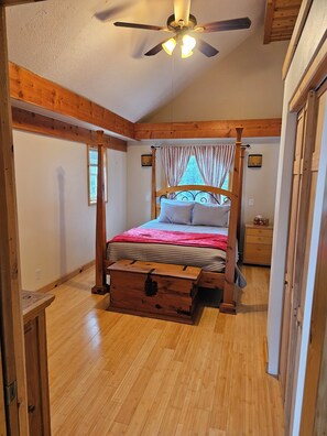4 bedrooms, desk, free WiFi, bed sheets - 4-bedroom waterfront house in lovely Newman Lake with AC, WiFi. Family friendly. (Newman Lake)