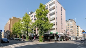 A multi-story building with balconies, a pedestrian crossing, and a clear sky. - Cozy 1BR Downtown Home next to all Restaurants (Tampere)