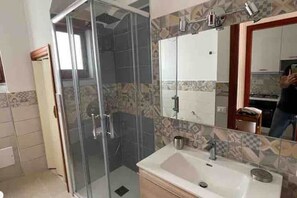 Dusche, Haartrockner, Bidet