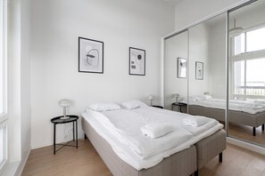 3 soverom, skrivebord, strykejern/-brett og reiseseng for barn