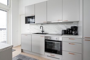 Køleskab, mikrobølgeovn, ovn, kogeplade
