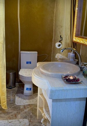 Luksus-dobbelt- eller tomannsrom, ørkenutsikt | Bad | Separat badekar og dusj, toalettartikler (inkludert), tøfler og såpe