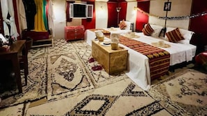Quarto casal ou duplo superluxo, vista para o deserto | Escrivaninha, Wi-Fi de cortesia, roupa de cama