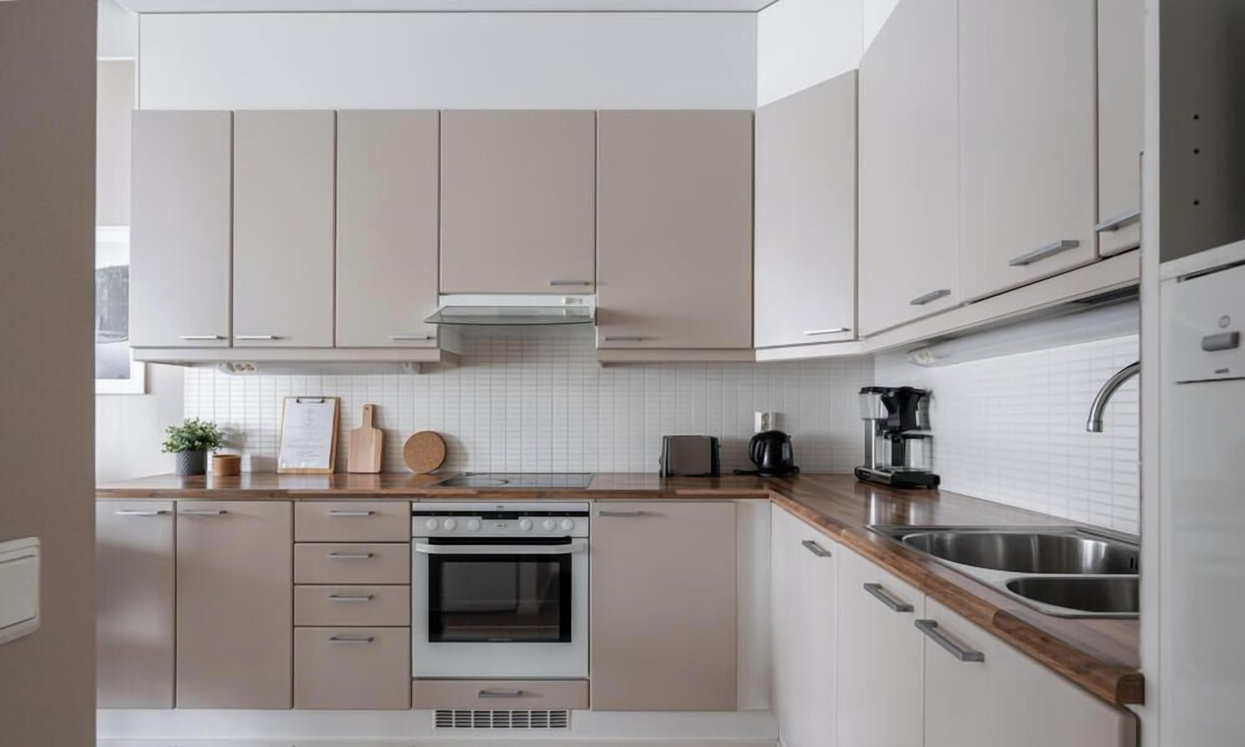 Frigorífico, microondas, horno y placa de cocina