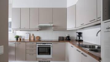 Frigorífico, microondas, horno y placa de cocina
