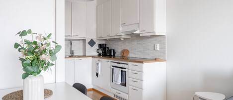 ثلاجة، ميكروويف، فرن، موقد طهي مسطح