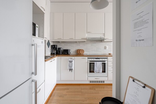 Refrigerador, microondas, horno, placa de cocina