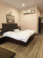 Deluxe Double Room Single Use, Garden View | In-room safe, soundproofing, free WiFi
