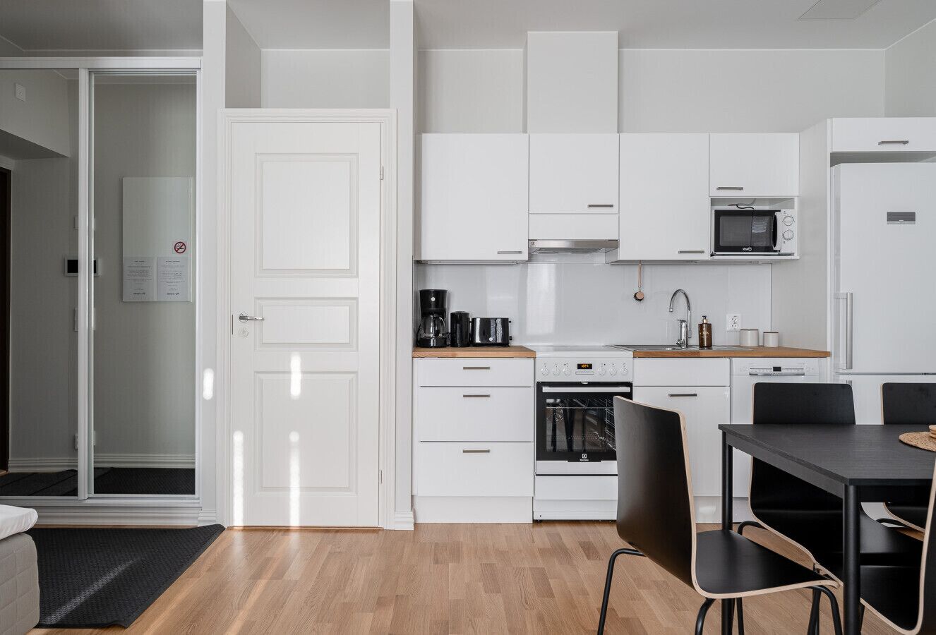 Frigorífic, microones, forn i placa de cuina 