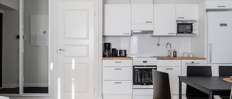 Kylskåp, mikrovågsugn, ugn och spishäll