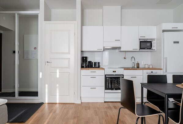 Kühlschrank, Mikrowelle, Ofen, Herdplatte