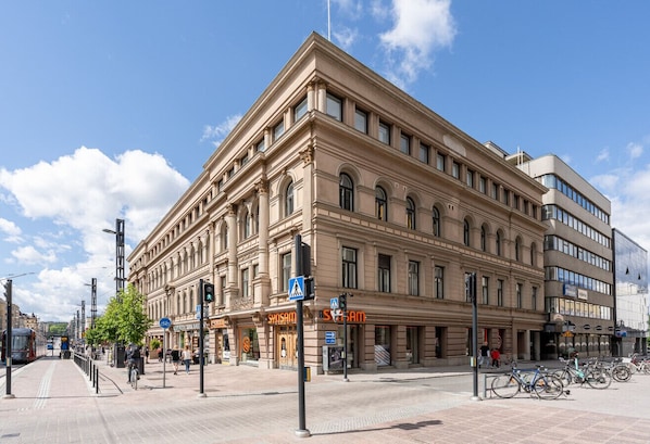 Un edificio histórico de estilo arquitectónico clásico, con una entrada destacada y múltiples ventanas.