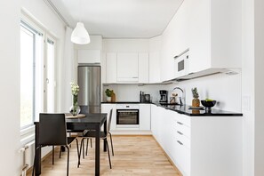 Frigorífico, microondas, horno y placa de cocina