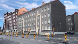 Ein mehrstöckiges Hotel mit moderner Fassade, das Ziegel und Beton kombiniert.