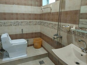 샤워 시설, 무료 세면용품, 타월, 화장지