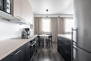 Réfrigérateur, four à micro-ondes, un four, surface de cuisson