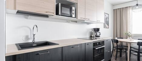 Réfrigérateur, micro-ondes, four, plaque de cuisson