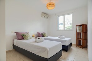 4 bedrooms, iron/ironing board, travel cot, WiFi - House with spacious pool and tropical garden, 8 minutes from the beach. (Saint-Paul)