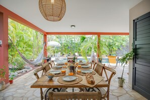 Outdoor dining - House with spacious pool and tropical garden, 8 minutes from the beach. (Saint-Paul)