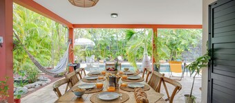 House with spacious pool and tropical garden, 8 minutes from the beach.