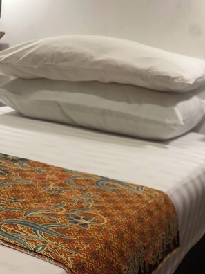 Standaard Twin kamer, uitzicht op de stad | Een kluis op de kamer, verduisterende gordijnen