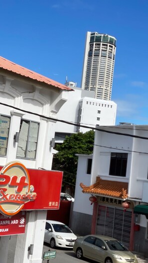 Standardværelse med 2 enkeltsenge - byudsigt | Pengeskab på værelset, mørklægningsgardiner, strygejern/strygebræt