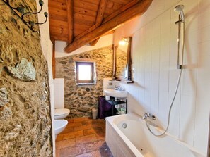 Sèche-cheveux, bidet, serviettes fournies, savon