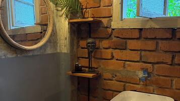 Dusche, umweltfreundliche Kosmetikartikel, Haartrockner, Bidet