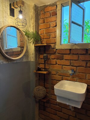 Shower, eco-friendly toiletries, hair dryer, bidet - Volunteer at Forest Cabin with Free Vegan meals.beautiful Maguru River view (Baduraliya)