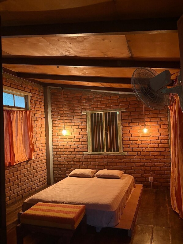 2 bedrooms, desk, iron/ironing board, WiFi