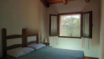 2 bedrooms, iron/ironing board, internet, bed sheets