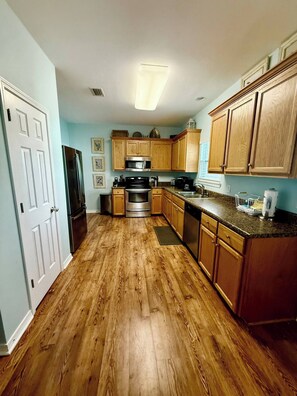 Réfrigérateur, micro-ondes, plaque de cuisson, lave-vaisselle